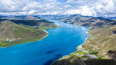 LHOKA, CHINA - JULY 31: Aerial view of the picturesque scenery of the Yamdrok Lake, also known as Yamdrok Yumtso, in sum-stock-foto