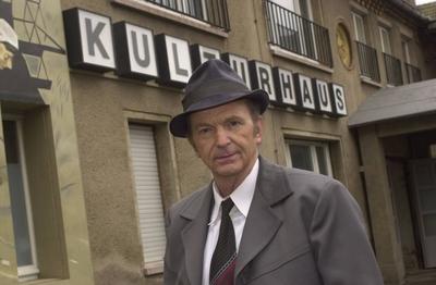 LIEBESAU - DIE ANDERE HEIMAT / 3. Teil - Oktober 1979 D 2001 / Wolfgang Panzer Bild: MICHAEL GWISDEK als Stasi-Mann Hed-stock-foto