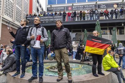 Trotz Verbot haben mehrere Hundert Gegner der Corona-Ma?nahmen in Stuttgart demonstriert. In der Innenstadt kam es trotz-stock-foto