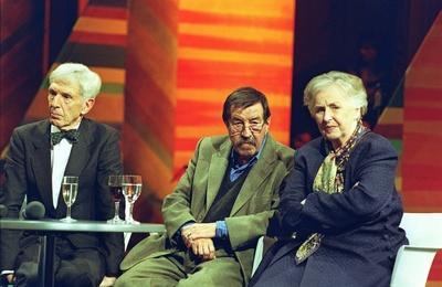 Bildnummer: 56906525  Datum: 20.10.2000  Copyright: imago/teutopressv.l.: Hartmut von Hentig, G?nter Grass, Carola Stern 10/00 ado Konferenz PK Podiumsdiskussion Diskussion zum Thema Zwangsarbeit ehem. ehemalig ehemalige Zwangsarbeiter NS-Zwangsarbeiter Entsch?digung WDR-Podiumsdiskussion WDR Entsch?digungs-Diskussion zwangsweise besch?ftigt G?nter Grass Literatur-Nobelpreistr?ger Schriftsteller Autor Carola Stern Journalistin Publizistin Journalismus Publizistik Hartmut von Hentig Erziehungswissenschaftler Erziehung Wissenschaft sitzend Tisch Glas Getr?nk halb quer Fototermin Zwangsarbeit: Entsch?digt und vergessen? Pressekonferenz am 17.10.2000 in K?ln Farbnegativ People x0x xkg 2000 quer  56906525 Date 20 10 2000 Copyright Imago  V l Hartmut from Hentig G?nter Gra? Carola Star 10 00 Ado Conference press conference Panel discussion Discussion to Theme Forced labour Tech former former Forced laborers NS Forced laborers Compensation WDR Panel discussion WDR  Discussion forcibly busy G?nter Gra? Literature Nobel Prize winners Writer Author Carola Star Journalist Publicist Journalism Journalism Hartmut from Hentig Educationist Education Science seated Table Glass Drink half horizontal Photo call Forced labour compensated and forget Press conference at 17 10 2000 in Cologne Color negative Celebrities x0x xkg 2000 horizontal-stock-foto
