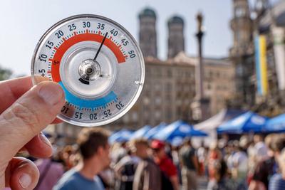 Rekordhitze am Marienplatz, Thermometer zeigt 38 Grad in der Sonne, im Schatten sind es 31 Grad am Samstagnachmittag, Symbolfoto Hitzewelle, Rekordhitze, M?nchen, Juni 2025-stock-foto