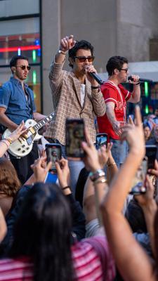 Jonas brothers bring their new album to rockefeller plaza on the today show-stock-foto