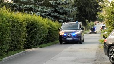 Sondereinsatzkommando der Polizei st?rmt Einfamilienhaus im Erzgebirge ? Polizei durchsuchte Objekt und sicherte Beweismittel-stock-foto