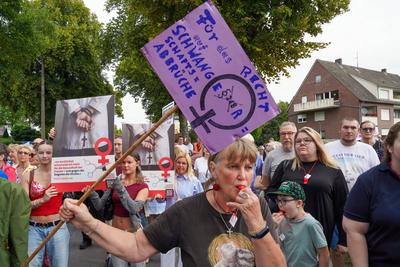 Chefarzt laedt zur Demo gegen katholisches Abtreibungsverbot in Lippstadt-stock-foto