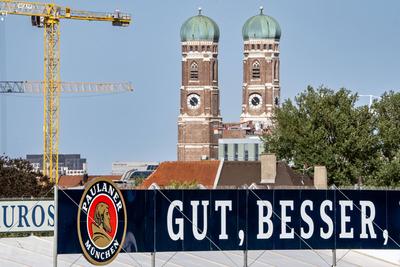 Gut, besser, Paulaner, Werbeslogan auf dem Paulaner Festzelt, ?berragt von der Frauenkirche, noch sechs Wochen ist die Theresienwiese eine riesige Baustelle, M?nchen, August 2025-stock-foto