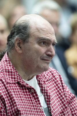 Preistraeger Vasilios NIKITAKIS hoert bewegt die Laudatio anlaesslich seiner Ordensverleihung, Vassilios Nikitakis, Koel-stock-foto