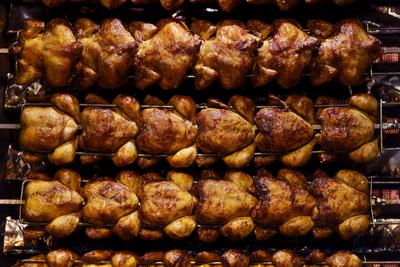 Brath?hnchen drehen sich auf einem H?hnchengrill. Aktivisten der Tierschutzorganisation PETA forderten unl?ngst ein Sex--stock-foto