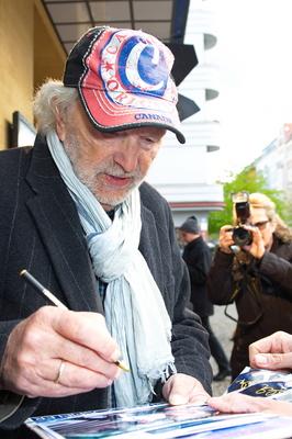 93/ Hommage an Michael Gwisdek: Der Tangospieler , Michael Gwisdek beim Autogramme schreiben, Achtung-Berlin-Festival, R-stock-foto