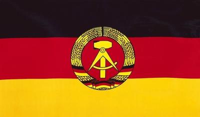 Bildnummer: 50143890  Datum: 09.09.2002  Copyright: imago/Waldm?llerLandesfahne DDR, Objekte; 2002, Grafik, Nationalflaggen, Hammer, Zirkel; , quer, Kbdig, Einzelbild, Freisteller, Wappen, Logos, Deutsche Demokratische Republik,  ,  , Europa-stock-foto