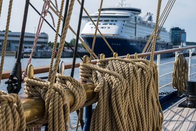 9.8.2025, Kiel, Ungew?hnlicher Liegeplatz f?r die Gorch Fock in der Innenstadt und besonderer Start zur Ausbildungsreise-stock-foto