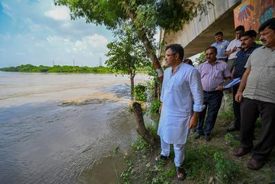 Delhi Minister Parvesh Verma Inspects Yamuna River Water Level And Reviewed Flood Preparedness-stock-foto