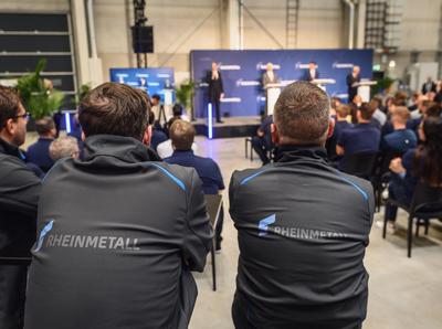 Informationsbesuch von Ministerpr?sident Hendrik W?st MdL anl?sslich des Bauabschlusses in Weeze ? kurz vor dem Produktionsstart" am 1. Juli in Weeze.Begr??ungsworte Hendrik W?st,Armin Papperger, Stephen O?Bryan(Northrop Grumman);-stock-foto