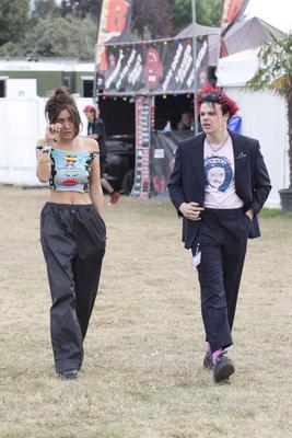 Yungblud and his girlfriend Jesse Jo Stark spotted during day 3 of Reading Festival 2021 at Richfield Avenue in Reading-stock-foto