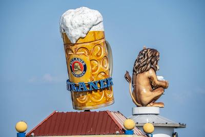 Baustelle Oktoberfest, Wahrzeichen Paulaner und L?wenbr?uturm, noch sechs Wochen ist die Theresienwiese eine riesige Baustelle, M?nchen, August 2025-stock-foto