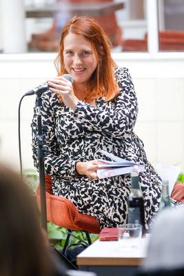 Buchvorstellung & K?nstlergespr?ch ? Larissa Kikol: Neue abstrakte Malerei-stock-foto