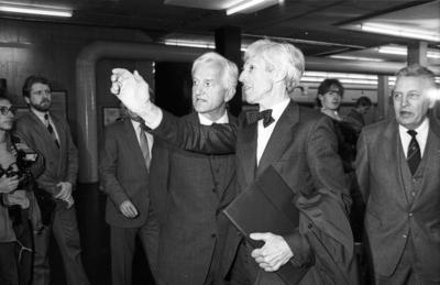 Hartmut von Hentig (re.) mit Richard von Weizs?cker 04/88 h?r Richard von Weizs?cker (li.) mit Prof. Dr. phil. Hartmut-stock-foto