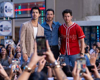 Jonas brothers bring their new album to rockefeller plaza on the today show-stock-foto