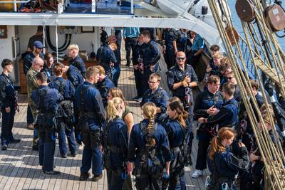 9.8.2025, Kiel, Ungew?hnlicher Liegeplatz f?r die Gorch Fock in der Innenstadt und besonderer Start zur Ausbildungsreise-stock-foto