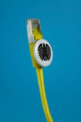 Internetkabel und Bundesadler Internetkabel und Bundesadler 05 03 2018 Borkwalde Brandenburg An-stock-foto