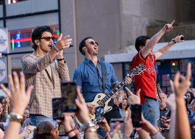Jonas brothers bring their new album to rockefeller plaza on the today show-stock-foto