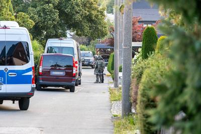 Sondereinsatzkommando der Polizei st?rmt Einfamilienhaus im Erzgebirge ? Polizei durchsuchte Objekt und sicherte Beweismittel-stock-foto
