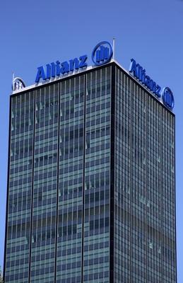 14 07 2018 Berlin GER Turm des Gebaeudekomplex Treptowers mit dem Schriftzug der Versicherung Al-stock-foto