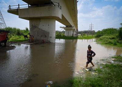 Yamuna Water Level Near Danger Mark In Delhi NCR, Riverbank Flooded-stock-foto
