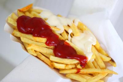 14.04.2024, D?sseldorf, Schale mit Pommes Rot-Weiss (Ketchup und Majonaise) Nordrhein Westfalen Deutschland *** 14 04 20-stock-foto