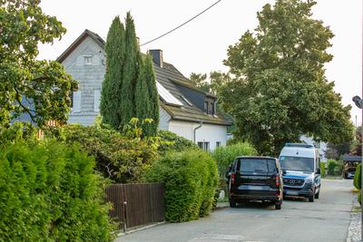 Sondereinsatzkommando der Polizei st?rmt Einfamilienhaus im Erzgebirge ? Polizei durchsuchte Objekt und sicherte Beweismittel-stock-foto