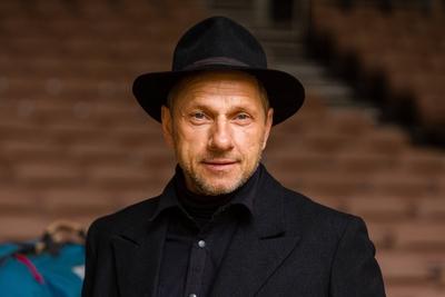 Richy Mueller (Reverend John Hale) bei den Dreharbeiten zu Hexenjagd bei den 66. Bad Hersfelder Festspielen. Erstmalig-stock-foto