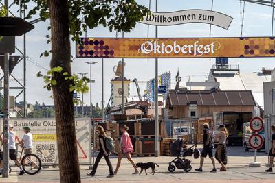 Willkommen zum Oktoberfest, noch sechs Wochen ist die Theresienwiese eine riesige Baustelle, M?nchen, August 2025-stock-foto