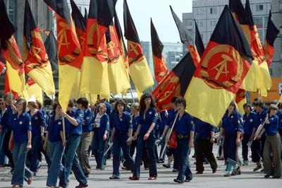Bildnummer: 52941693  Datum: 03.06.1979  Copyright: imago/SMIDFDJler mit DDR-Fahnen auf dem Nationalen Jugendfestival 1979 in Ostberlin, Personen , Objekte; 1979, Ost-Berlin, DDR, Deutsche Demokratische Republik, Deutschland, FDJ, Nationales, Parade, Jugend, Festival, Nationalfahne, Hammer, Zirkel; , quer, Kbdia, Totale, Emblem, Logos,  , Gesellschaft, EuropaBildnummer 52941693 Date 03 06 1979 Copyright Imago SMID FDJler with GDR Flags on the National Youth Festival 1979 in East Berlin People Objects 1979 East Berlin GDR German Democratic Republic Germany FDJ National Parade Youth Festival National flag Hammer Circles horizontal Kbdia long shot Emblem Logo Society Europe-stock-foto