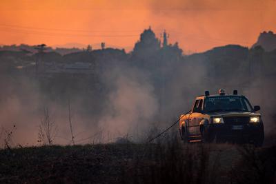The fire is burning through the woodland in the Parco degli Acquedotti in Rome, Italy.-stock-foto