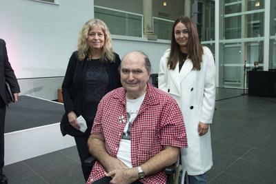 Preistraeger Vassilios NIKITAKIS, Koeln, mit Ehefrau Monika und Tochter Alexia, Ministerpraesident Armin Laschet zeichne-stock-foto