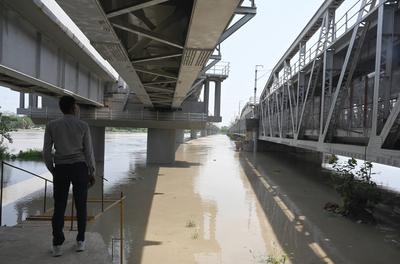 Yamuna Water Level Near Danger Mark In Delhi NCR, Riverbank Flooded-stock-foto