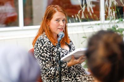 Buchvorstellung & K?nstlergespr?ch ? Larissa Kikol: Neue abstrakte Malerei-stock-foto