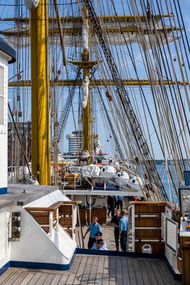 9.8.2025, Kiel, Ungew?hnlicher Liegeplatz f?r die Gorch Fock in der Innenstadt und besonderer Start zur Ausbildungsreise-stock-foto