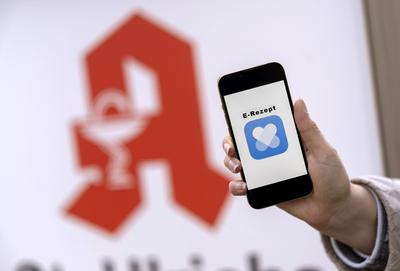 27.02.2024, Arzneimittel auf Arzt-Rezept k?nnen k?nftig per E-Rezept mittels gleichnamiger Handy-App in der Apotheke erw-stock-foto