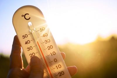 FOTOMONTAGE, Thermometer im Gegenlicht zeigt hohe Temperaturen an *** PHOTOMONTAGE, backlit thermometer shows high tempe-stock-foto