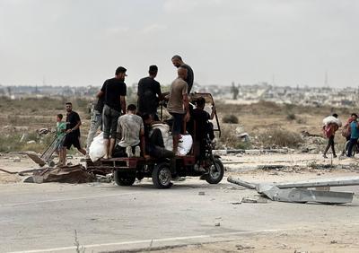 Displaced Palestinians struggling with hunger flock to an aid distribution point set up in the Netzarim Corridor in hopes of receiving limited humanitarian aid in Deir al Balah-stock-foto