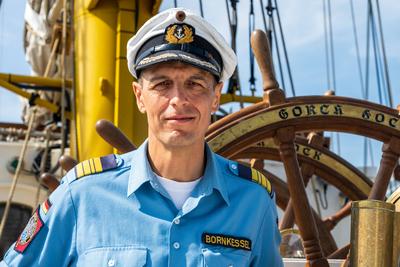 9.8.2025, Kiel, Ungew?hnlicher Liegeplatz f?r die Gorch Fock in der Innenstadt und besonderer Start zur Ausbildungsreise-stock-foto