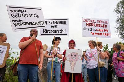 Chefarzt laedt zur Demo gegen katholisches Abtreibungsverbot in Lippstadt-stock-foto