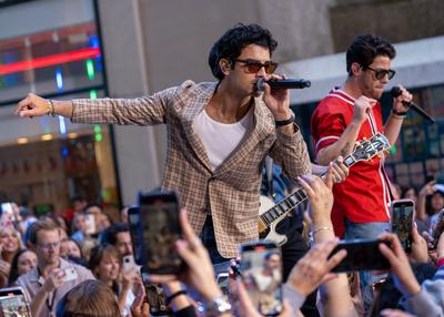 Jonas brothers bring their new album to rockefeller plaza on the today show-stock-foto