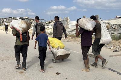 Displaced Palestinians struggling with hunger flock to an aid distribution point set up in the Netzarim Corridor in hopes of receiving limited humanitarian aid in Deir al Balah-stock-foto