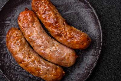 Gegrillte W?rstchen aus Schweine- oder Rindfleisch-stock-foto