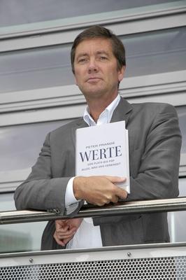 Bildnummer: 56999908  Datum: 06.10.2006  Copyright: imago/teutopressPeter Prange (Autor) 10/06 thg Peter Prange am 06.10.2006 auf der Buchmesse 2006 in Frankfurt / Main Deutschland Deutscher deutsch Mann Schriftsteller Drehbuchautor Roman Romane Sachbuch Sachb?cher Drehb?cher Unternehmensberater Literatur Buch Werte kurzhaarig braunhaarig Hemd Anzug stehend angelehnt anlehnend Gel?nder Stahlrohr aufst?tzend aufst?tzen Hand halten haltend pr?sentieren pr?sentierend Hochformat hoch halb neutral exklusiv exklusiver Fototermin People Shooting xdp x0x 2006 hoch  56999908 Date 06 10 2006 Copyright Imago  Peter PRANGE Author 10 06 THG Peter PRANGE at 06 10 2006 on the Book Fair 2006 in Frankfurt Main Germany German German Man Writer Scriptwriter Novel Novels Non-fiction Non-fiction Screenplays Business consultant Literature Book Values short braunhaarig Shirt Suit standing relationship anlehnend Railings Steel pipe aufst?tzend aufst?tzen Hand hold holding present presenting Portrait vertical half neutral exclusive exclusive Photo call Celebrities Shooting XDP x0x 2006 vertical-stock-foto