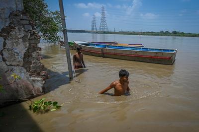 Yamuna Water Level Near Danger Mark In Delhi NCR, Riverbank Flooded-stock-foto