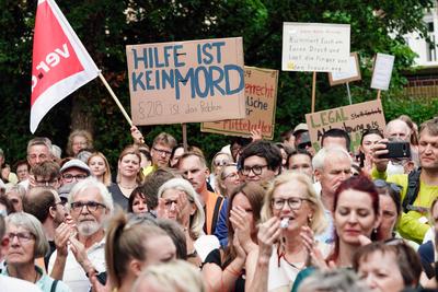 Chefarzt laedt zur Demo gegen katholisches Abtreibungsverbot in Lippstadt-stock-foto