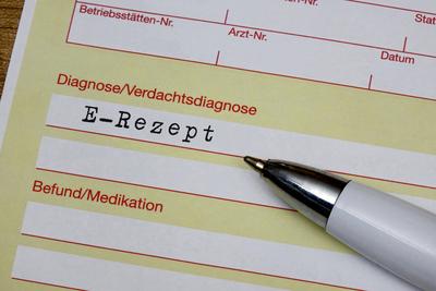 Diagnose und E-Rezept Diagnose E-Rezept, 12.08.2023, Borkwalde, Brandenburg, Auf der Diagnose E-Rezept liegt ein Kugelsc-stock-foto