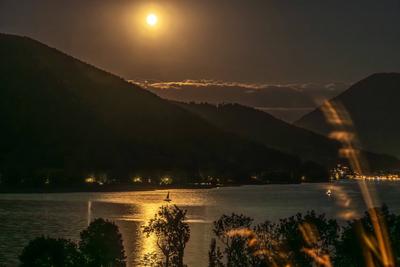Der Vollmond leuchtet ?ber dem Tegernsee, das Wasser glitzert im Mondschein, ein Segelboot kreuzt auf dem Wasser, romantische Mondnacht, Gmund, Nacht vom 8. auf den 9. August 2025-stock-foto